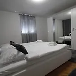 Matijas, 3 Bedroom With Terrace And Parking Apartmán *