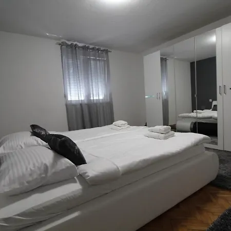 Matijas, 3 Bedroom With Terrace And Parking Apartmán *